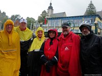 0035  Wir sind in Grein angekommen. Foto nach 65 km im Regen. Herbert, Ulli, Simone, Waltraud, Wolfgang und Helmut