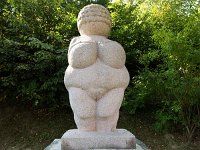 0166  Wir bestaunen eine vergroesserte Nachbildung der Venus von Willendorf.